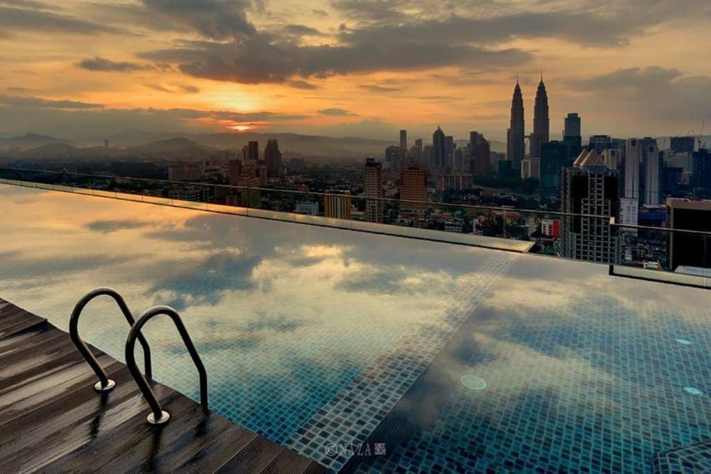 Klcc Regalia Suites Infinity Pool Kuala Lumpur Exterior photo